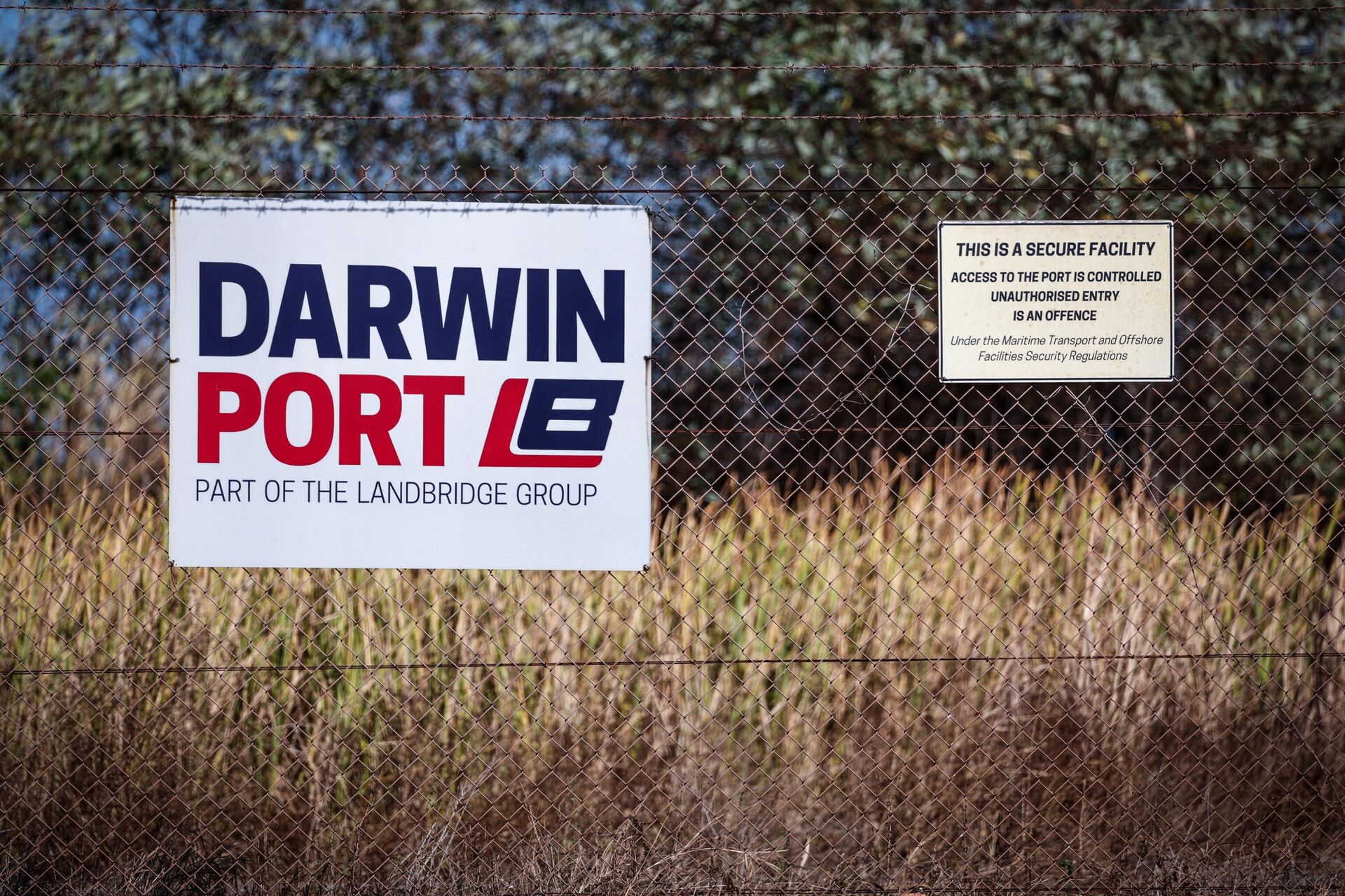 Placa exibida em uma cerca ao redor do porto de Darwin, na cidade de Darwin, Austrália, 28 de agosto de 2023 - Sputnik Brasil, 1920, 21.10.2023