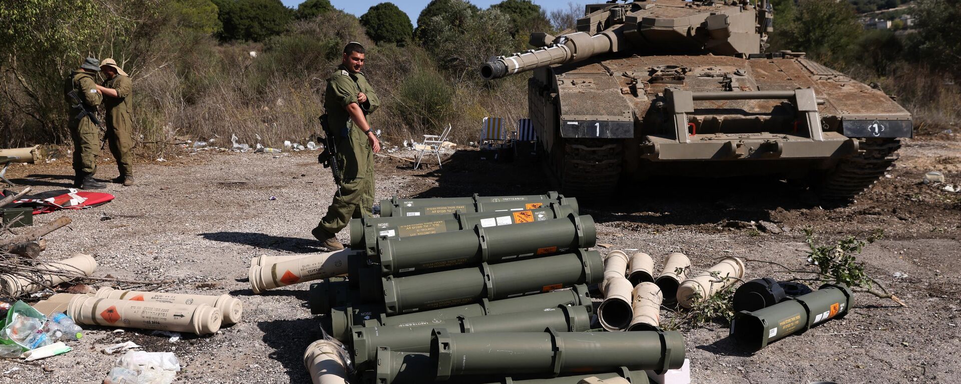 Soldados israelenses estão perto de um tanque Merkava enquanto ocupam uma posição em um local não revelado na fronteira com o Líbano em 21 de outubro de 2023 - Sputnik Brasil, 1920, 21.10.2023