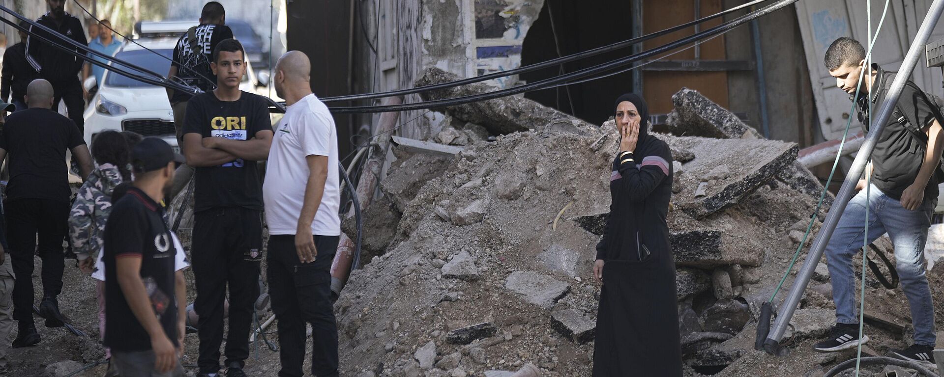 Pessoas olham para a destruição deixada por um ataque do Exército israelense contra um campo de refugiados palestinos localizado na Cisjordânia. Israel, 20 de outubro de 2023 - Sputnik Brasil, 1920, 21.10.2023