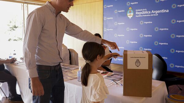 Eleitores argentinos que residem no Brasil votam para o pleito na embaixada do país. Brasília, 22 de outubro de 2023 - Sputnik Brasil