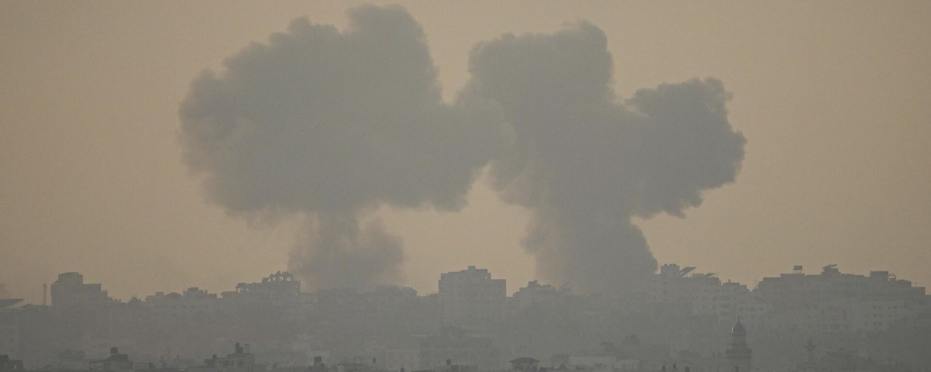 Fumaça nos céus após ataque aéreo israelense. Faixa de Gaza, 22 de outubro de 2023 - Sputnik Brasil, 1920, 22.10.2023