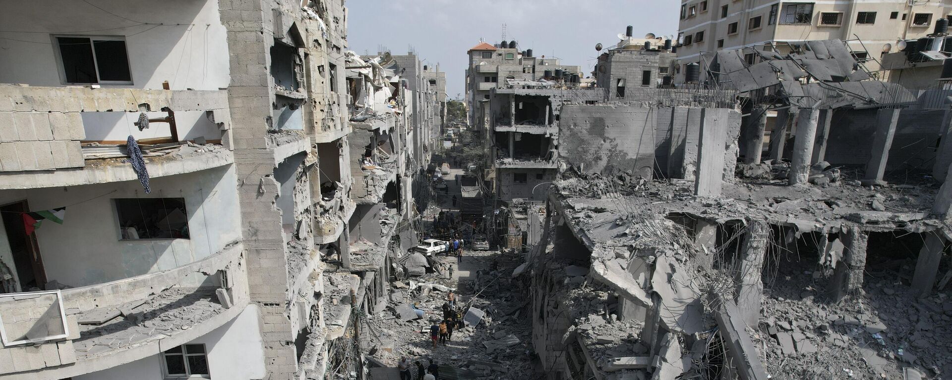 Palestinos procuram sobreviventes após o bombardeio israelense em Deir al-Balah. Faixa de Gaza, 22 de outubro de 2023 - Sputnik Brasil, 1920, 27.10.2023