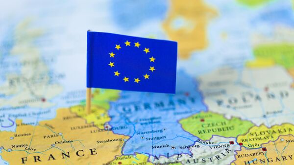 Bandeira da União Europeia sobre mapa europeu - Sputnik Brasil