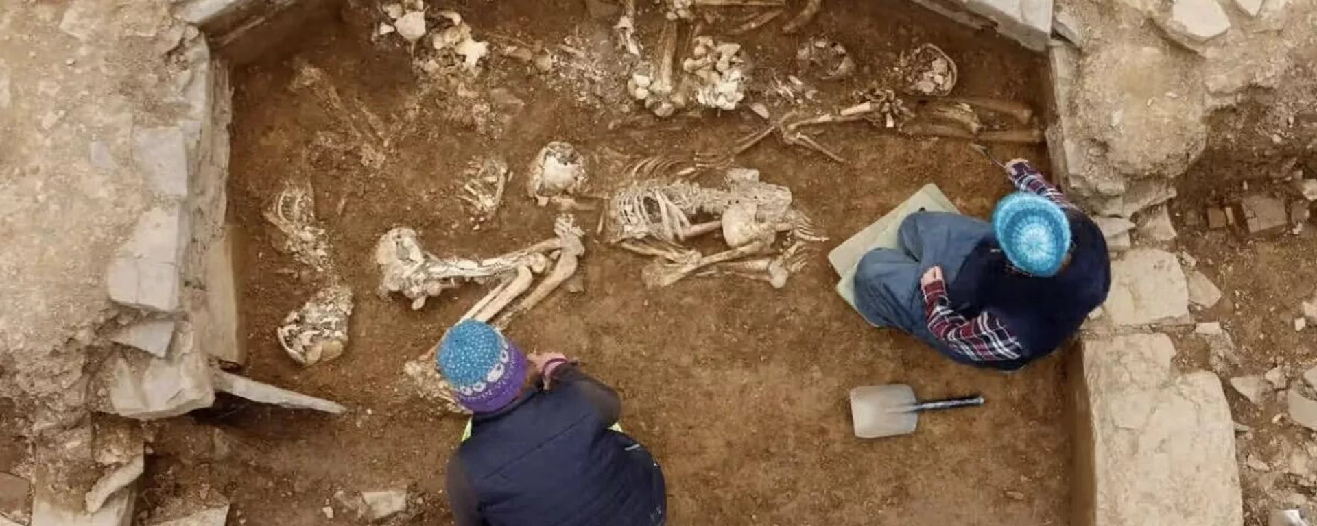 De 5.000 anos, túmulo com 14 esqueletos humanos é desenterrado na Inglaterra - Sputnik Brasil, 1920, 26.05.2025