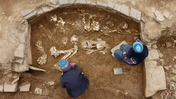 De 5.000 anos, túmulo com 14 esqueletos humanos é desenterrado na Inglaterra - Sputnik Brasil
