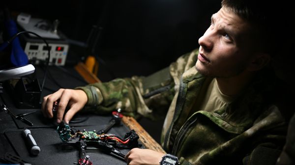 De Mavic a Lancet: como os militares russos se treinam a pilotar drones - Sputnik Brasil
