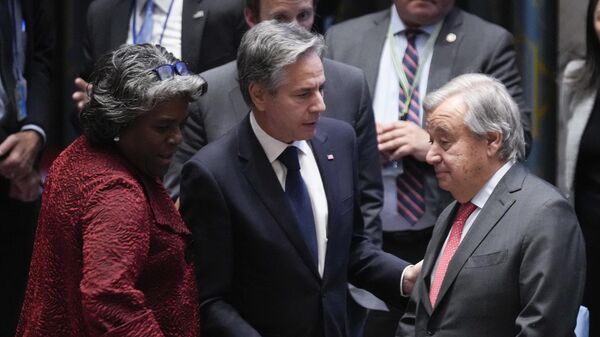 O secretário de Estado dos Estados Unidos, Antony Blinken (ao centro), e a embaixadora dos EUA nas Nações Unidas, Linda Thomas-Greenfield, conversam com o secretário-geral da organização, António Guterres, antes de reunião do Conselho de Segurança, em 24 de outubro de 2023 - Sputnik Brasil