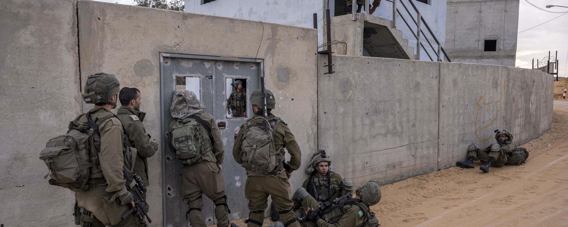 Soldados do Exército israelense participam de exercício em centro de treinamento de guerra urbana que simula a Cidade de Gaza, em 16 de janeiro de 2023 - Sputnik Brasil, 1920, 27.10.2023