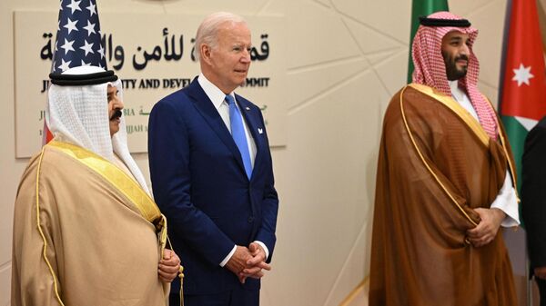 O rei do Bahrein, Hamad bin Isa al-Khalifa, o presidente dos EUA, Joe Biden, e o príncipe herdeiro saudita, Mohammed bin Salman, posam juntos. Jeddah, 16 de julho de 2022 - Sputnik Brasil