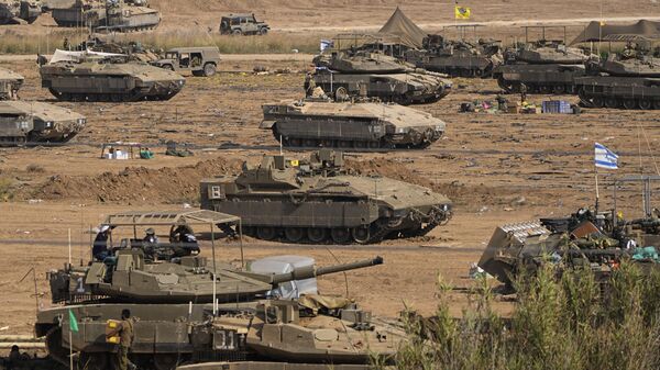 Soldados israelenses se reúnem em área perto da fronteira com a Faixa de Gaza, no sul de Israel, em 24 de outubro de 2023 - Sputnik Brasil