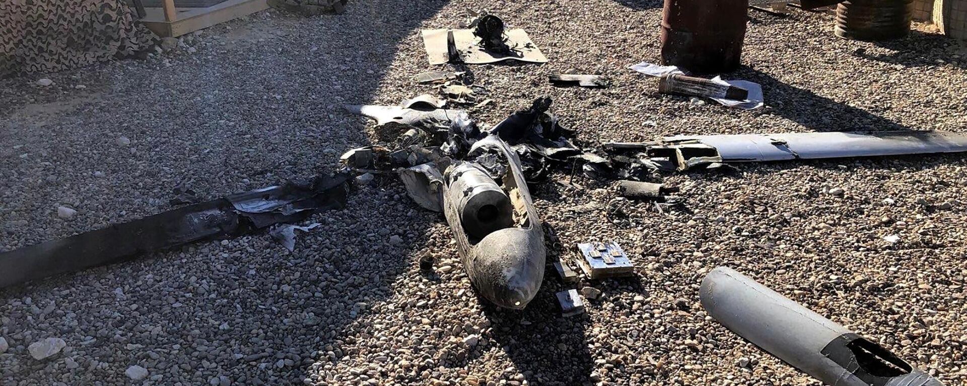 Partes dos destroços de um drone no chão perto da base aérea dos EUA de Ain al-Asad, na província de Anbar, Iraque, 4 de janeiro de 2022 - Sputnik Brasil, 1920, 25.10.2023