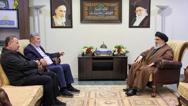 O líder do Hezbollah no Líbano, Sayyed Hassan Nasrallah, encontra-se com o secretário-geral da Jihad Islâmica, Ziad al-Nakhala, e o vice-líder do Hamas, Saleh al-Arouri, 25 de outubro de 2023 - Sputnik Brasil