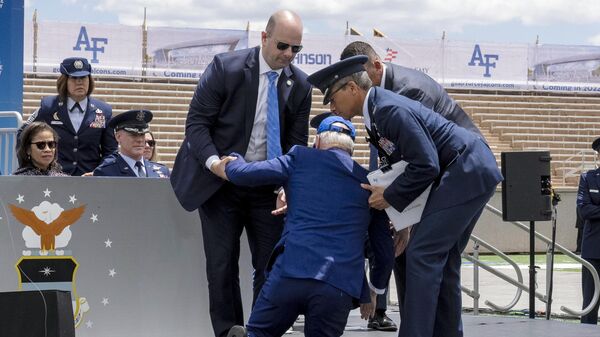 Joe Biden, presidente dos EUA, cai no palco durante cerimônia de formatura da Academia da Força Aérea dos Estados Unidos. Colorado, 1º de junho de 2023 - Sputnik Brasil