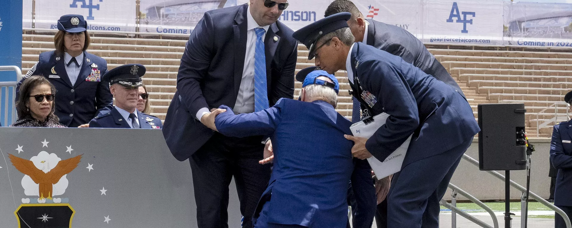 Joe Biden, presidente dos EUA, cai no palco durante cerimônia de formatura da Academia da Força Aérea dos Estados Unidos no Falcon Stadium, em Colorado Springs. Colorado, 1º de junho de 2023 - Sputnik Brasil, 1920, 25.01.2024