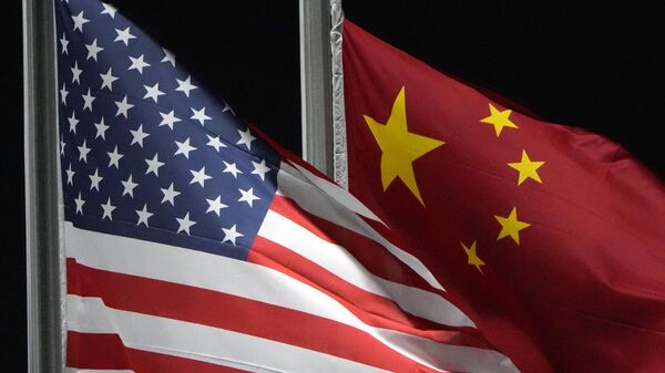 Bandeiras dos EUA e da China tremulam no parque Genting Snow antes dos Jogos Olímpicos de Inverno de 2022. Zhangjiakou, China, 2 de fevereiro de 2022 - Sputnik Brasil
