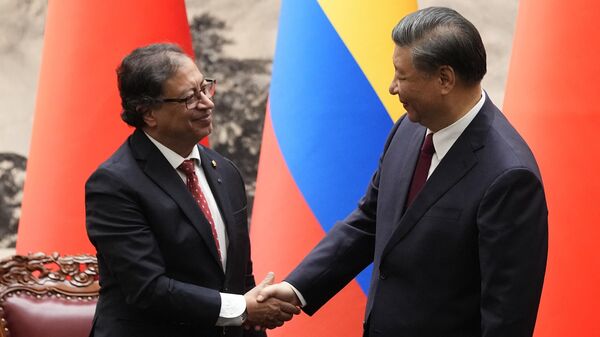 O presidente da China, Xi Jinping, aperta a mão do presidente da Colômbia, Gustavo Petro, durante cerimônia de assinatura realizada no Grande Salão do Povo. Pequim, 25 de outubro de 2023 - Sputnik Brasil