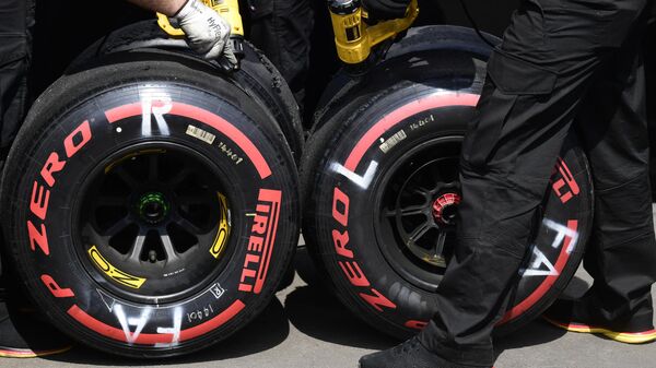 Os mecânicos da Pirelli preparam os pneus durante a primeira sessão de treinos livres no autódromo Hermanos Rodriguez, na Cidade do México - Sputnik Brasil