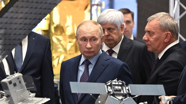 Vladimir Putin realiza visita a centro de tecnologia especial ao lado de Yuri Borisov (à direita), diretor-geral da Roscosmos - Sputnik Brasil
