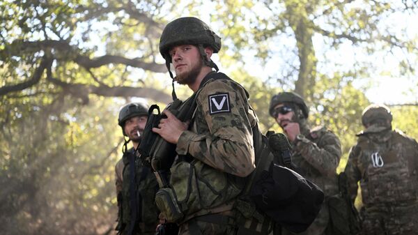 Forças Armadas da Rússia realizam um treinamento em coordenação de combate em um campo na República Popular de Lugansk - Sputnik Brasil