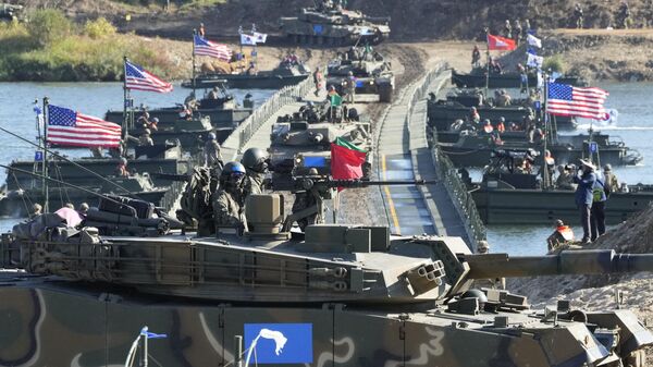 Tanques K1E1 do Exército sul-coreano cruzam ponte durante exercícios conjuntos da Coreia do Sul e dos Estados Unidos - Sputnik Brasil