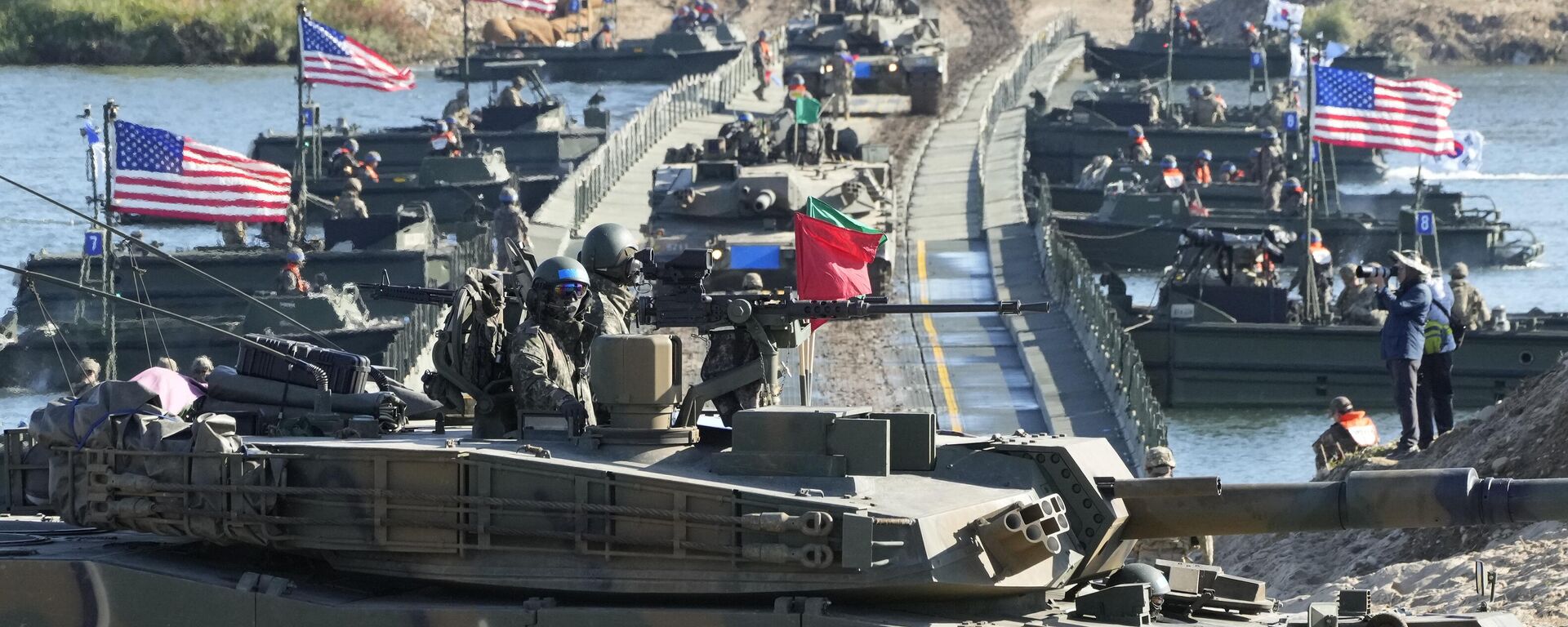 Tanques K1E1 do Exército sul-coreano cruzam ponte durante exercícios conjuntos da Coreia do Sul e dos Estados Unidos - Sputnik Brasil, 1920, 27.10.2023