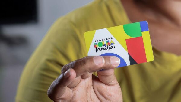 Beneficiária do programa Bolsa Família segura cartão utilizado para saques - Sputnik Brasil