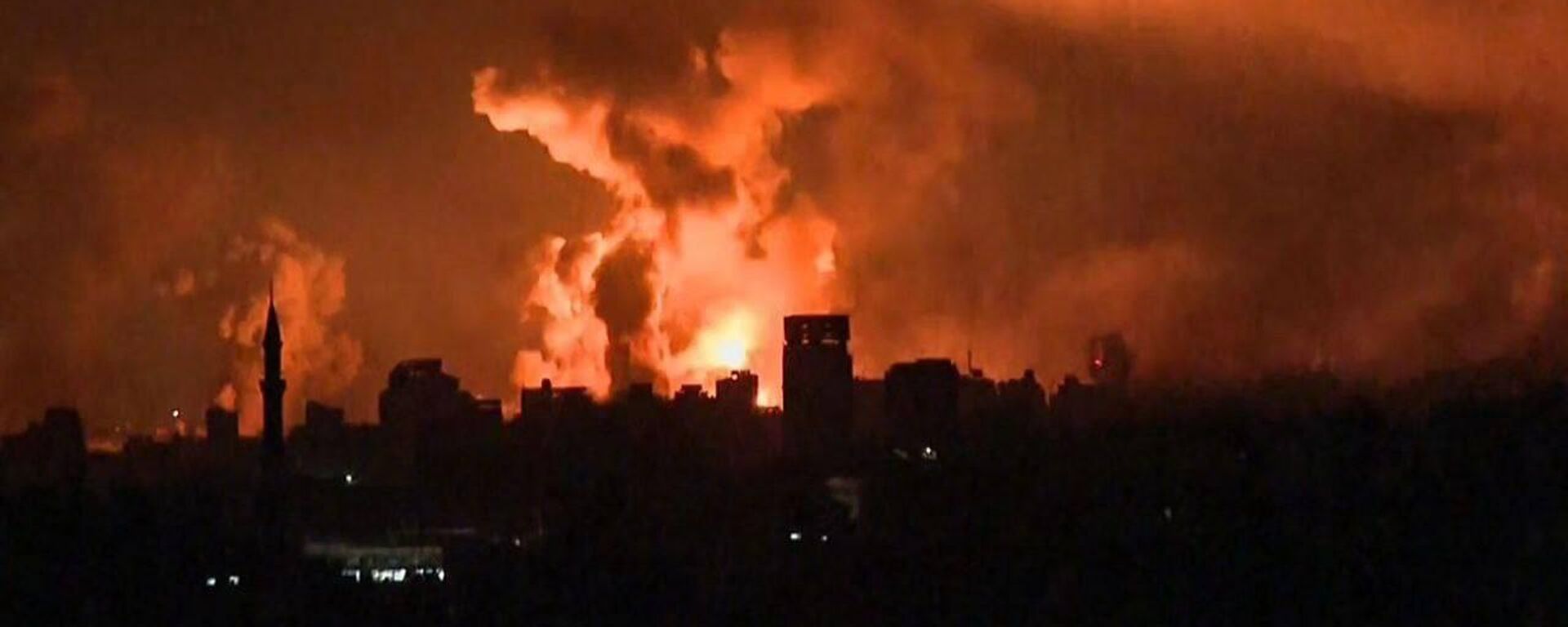 Bombardeios intensos registrados em Gaza durante a noite, com cidade sem luz, em 27 de outubro de 2023 - Sputnik Brasil, 1920, 27.10.2023