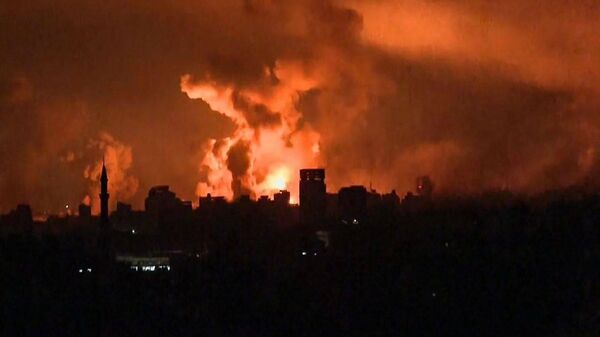 Bombardeios intensos registrados em Gaza durante a noite, com cidade sem luz, em 27 de outubro de 2023 - Sputnik Brasil