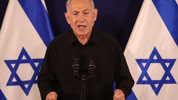 Benjamin Netanyahu durante entrevista coletiva na base militar de Kirya. Tel Aviv, 28 de outubro de 2023 - Sputnik Brasil