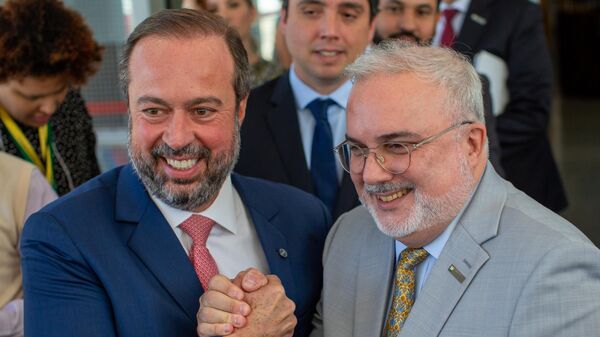 O ministro de Minas e Energia, Alexandre Silveira (à esquerda), e o presidente da Petrobras, Jean Paul Prates, durante anúncio da nova política de preços dos combustíveis, em 16 de maio de 2023 - Sputnik Brasil