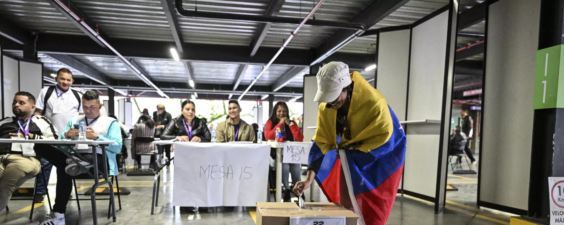 Uma mulher vota em uma seção eleitoral durante as eleições primárias da oposição venezuelana. Bogotá, 22 de outubro de 2023 - Sputnik Brasil, 1920, 05.08.2024