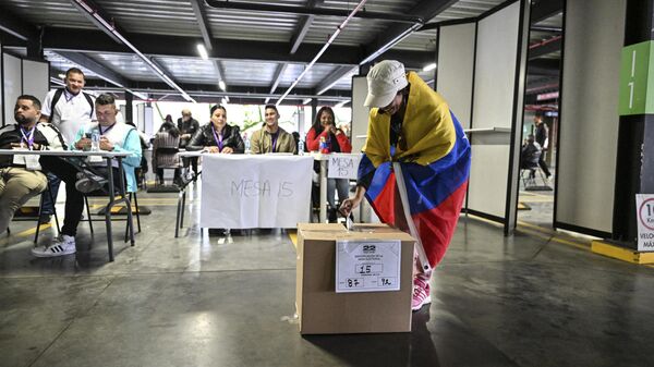 Uma mulher vota em uma seção eleitoral em Bogotá em 22 de outubro de 2023, durante as eleições primárias da oposição venezuelana - Sputnik Brasil
