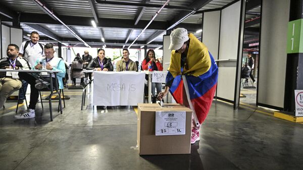 Uma mulher vota em uma seção eleitoral durante as eleições primárias da oposição venezuelana. Bogotá, 22 de outubro de 2023 - Sputnik Brasil