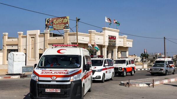 Ambulâncias do Ministério da Saúde palestino chegam fora da passagem de fronteira de Rafah, no sul da Faixa de Gaza, antes de cruzarem para o Egito, 1º de novembro de 2023 - Sputnik Brasil