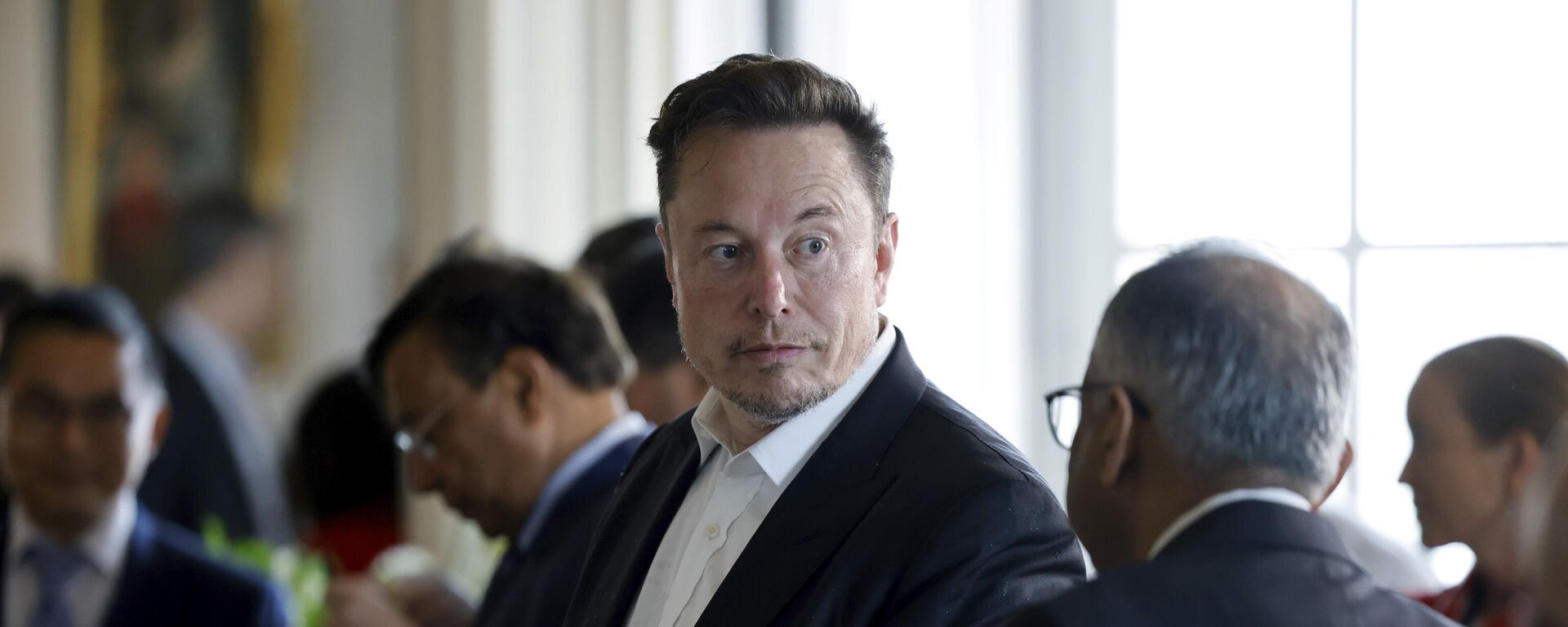 Bilionário e empreendedor norte-americano Elon Musk conversa com CEO não identificado antes uma reunião durante a 6ª edição da cúpula Escolha a França, em Versalhes, nos arredores de Paris, França, 15 de maio de 2023 - Sputnik Brasil, 1920, 06.12.2024