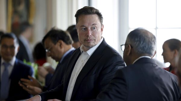 Bilionário e empreendedor norte-americano Elon Musk conversa com CEO não identificado antes uma reunião durante a 6ª edição da cúpula Escolha a França, em Versalhes, nos arredores de Paris, França, 15 de maio de 2023 - Sputnik Brasil