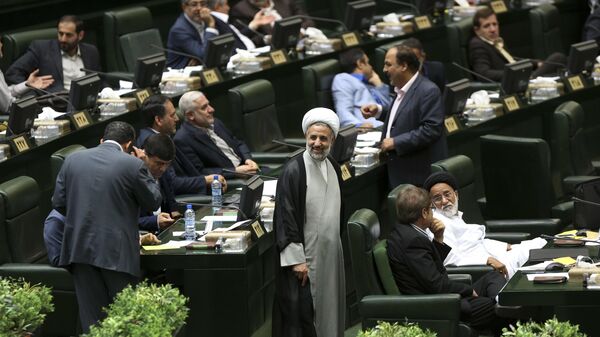 Mojtaba Zonnour (ao centro), então recém-eleito para o Parlamento iraniano, caminha pela Casa legislativa durante sessão. Teerã, 29 de maio de 2016 - Sputnik Brasil