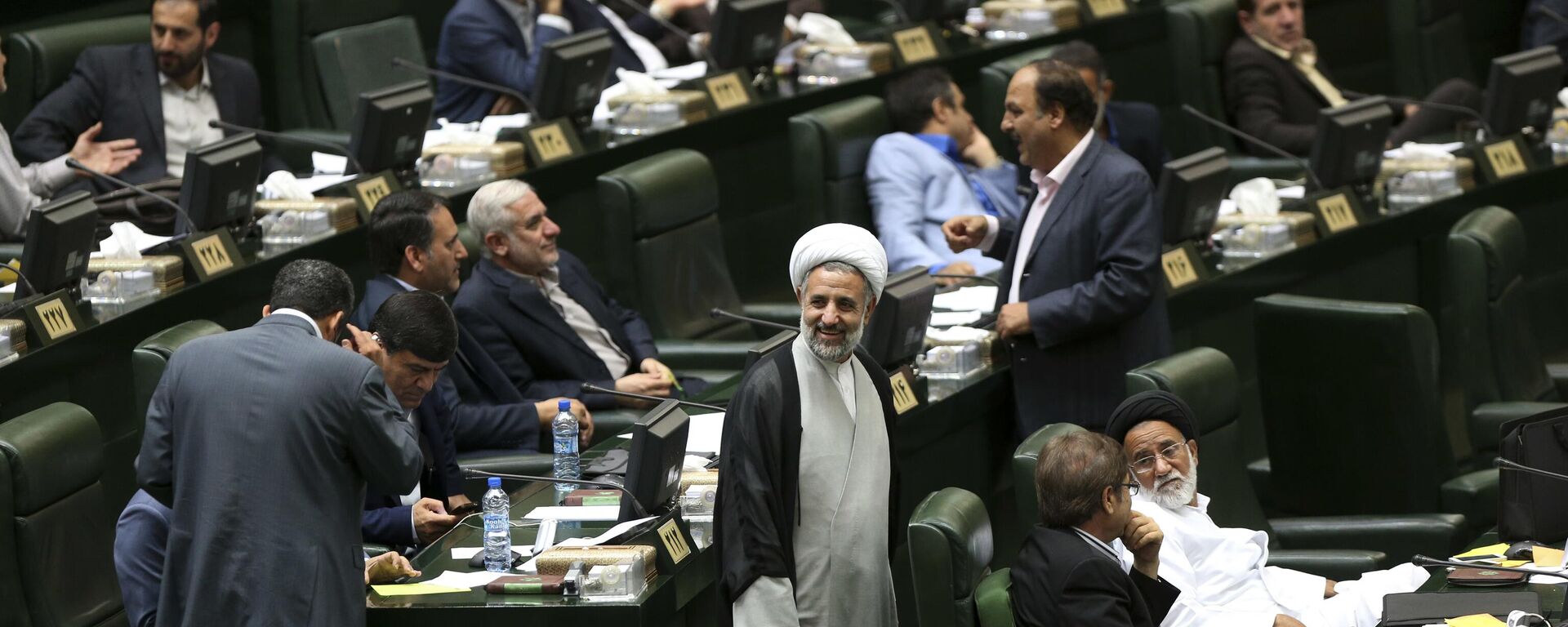 Mojtaba Zonnour (ao centro), então recém-eleito para o Parlamento iraniano, caminha pela Casa legislativa durante sessão. Teerã, 29 de maio de 2016 - Sputnik Brasil, 1920, 01.11.2023