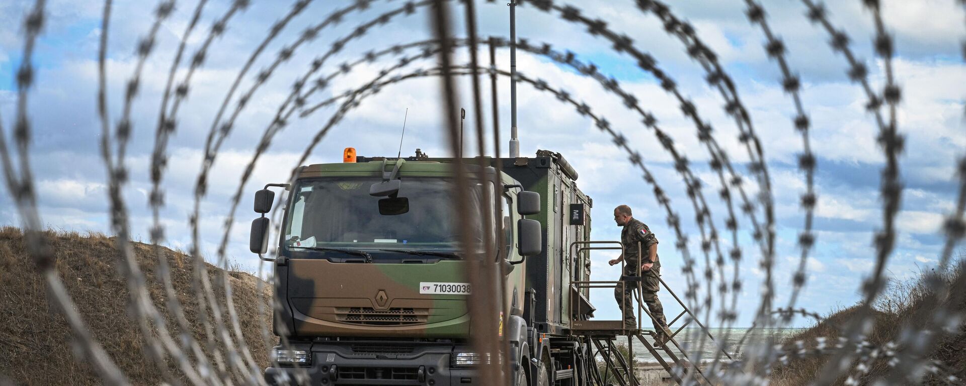 O comandante francês Gilles inspeciona o sistema de transporte de foguetes de um sistema solo-ar de médio alcance Mamba, o único em operação implantado pela França, na base militar de Capu Midia, na costa do Mar Negro, Corbu, condado de Constanta, Romênia, em 19 de outubro de 2023 - Sputnik Brasil, 1920, 01.11.2023