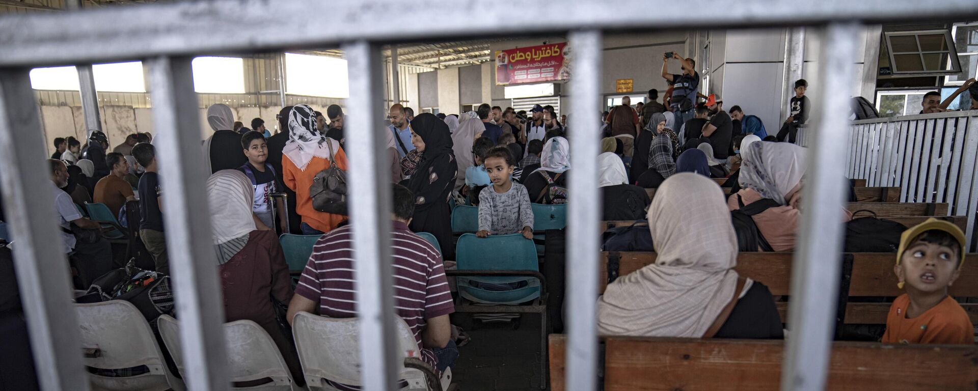 Palestinos esperam para chegar ao Egito a partir do posto de controle de Rafah, na Faixa de Gaza, em 1º de novembro de 2023 - Sputnik Brasil, 1920, 05.11.2023