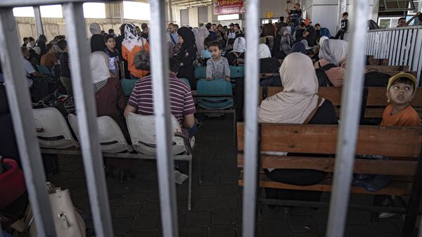 Palestinos esperam para chegar ao Egito a partir do posto de controle de Rafah, na Faixa de Gaza, em 1º de novembro de 2023 - Sputnik Brasil