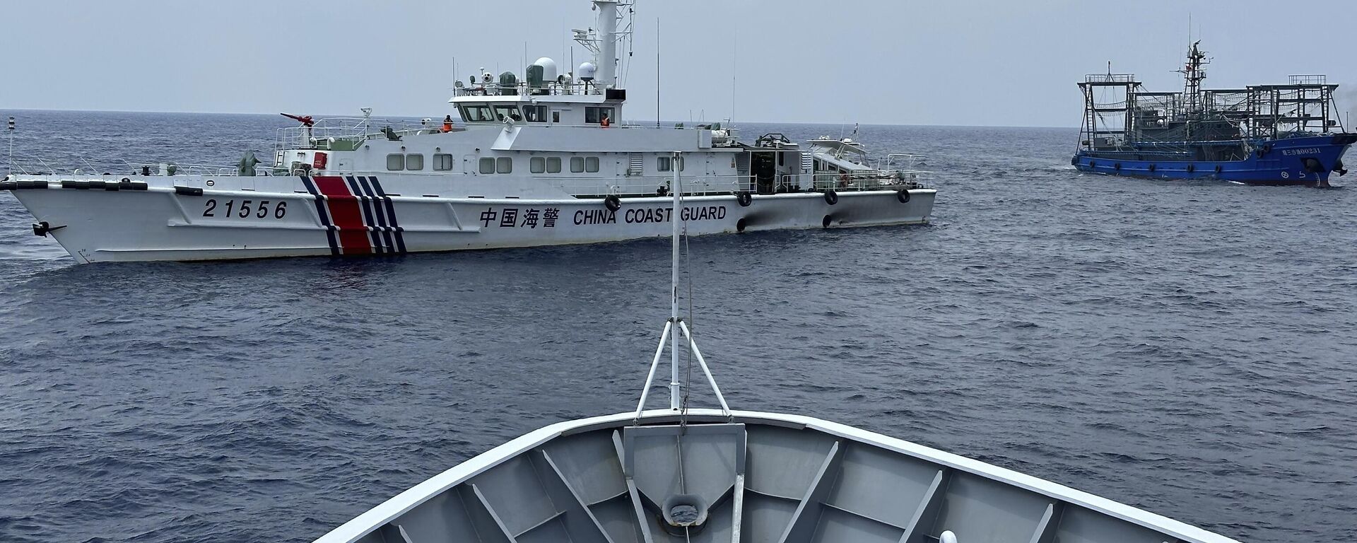 Navio da Guarda Costeira chinesa (à esquerda), com uma embarcação da milícia chinesa (à direita), bloqueia navio da Guarda Costeira das Filipinas, BRP Sindangan, enquanto este tentava se dirigir ao Second Thomas Shoal no disputado mar do Sul da China, durante missão de rotação e reabastecimento em 4 de outubro de 2023 - Sputnik Brasil, 1920, 02.11.2023