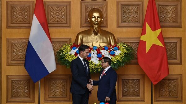 O primeiro-ministro do Vietnã, Pham Minh Chinh (R), e o primeiro-ministro da Holanda, Mark Rutte (L), apertam as mãos durante uma reunião no Gabinete do Governo em Hanói, em 2 de novembro de 2023 - Sputnik Brasil