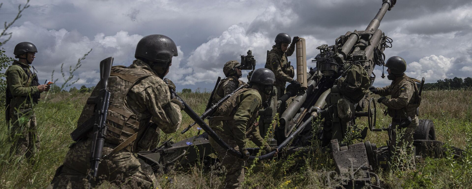 Militares ucranianos se preparam para atirar contra posições russas com um obuseiro M777 fornecido pelos EUA na região de Carcóvia, Ucrânia, 14 de julho de 2022 - Sputnik Brasil, 1920, 15.11.2023
