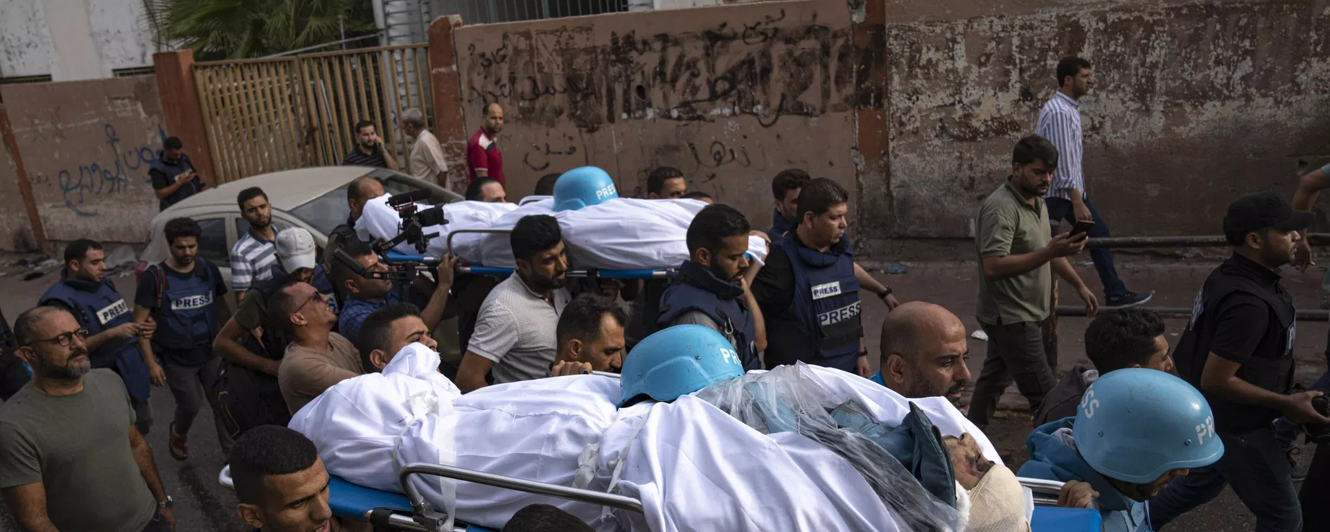 Palestinos, incluindo alguns jornalistas, carregam os corpos de dois repórteres locais, Mohammed Soboh e Said al-Tawil, mortos por um ataque aéreo israelense na cidade de Gaza, em 10 de outubro de 2023 - Sputnik Brasil, 1920, 11.08.2025