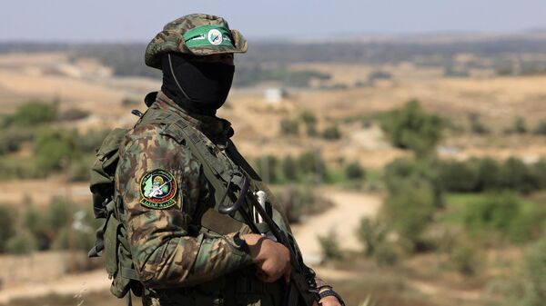 Combatente palestino das Brigadas Al-Qassam, o braço armado do movimento Hamas, participa de desfile militar que marca o aniversário da guerra de 2014 com Israel. Faixa de Gaza, 19 de julho de 2023 - Sputnik Brasil