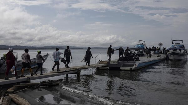 Migrantes em travessia de barco na região de Darién, que conecta a América do Sul à América Central. Colômbia, 7 de outubro de 2023 - Sputnik Brasil