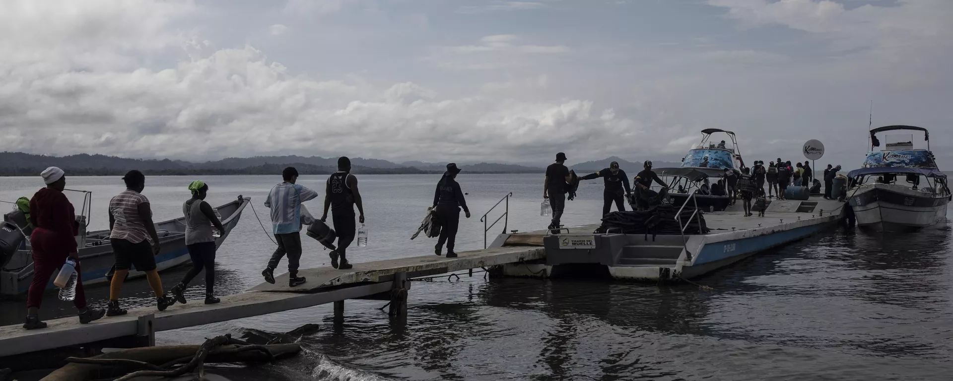 Migrantes em travessia de barco na região de Darién, que conecta a América do Sul à América Central. Colômbia, 7 de outubro de 2023 - Sputnik Brasil, 1920, 21.05.2024