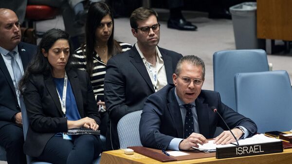 O representante de Israel na ONU, Gilad Erdan, dirige-se aos membros do Conselho de Segurança da ONU ,na sede das Nações Unidas, em Nova York. EUA, 16 de outubro de 2023 - Sputnik Brasil