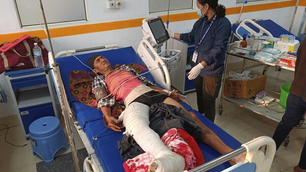 Homem fica ferido após terremoto atingir vilarejo e ficar sob os escombros. Nepal, 4 de novembro de 2023 - Sputnik Brasil